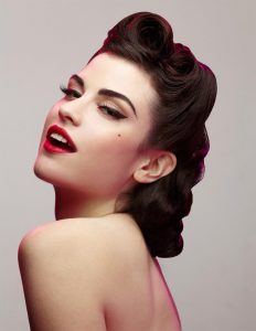 Pin up прическа